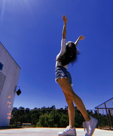 Naakte gelekte OnlyFans-foto van Anna Akana