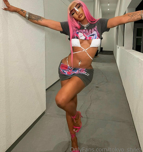 Naakte gelekte OnlyFans-foto van Tokyo Stylez