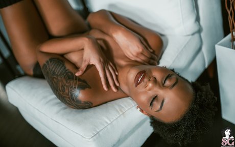 Naakte gelekte OnlyFans-foto van Naomi Sg