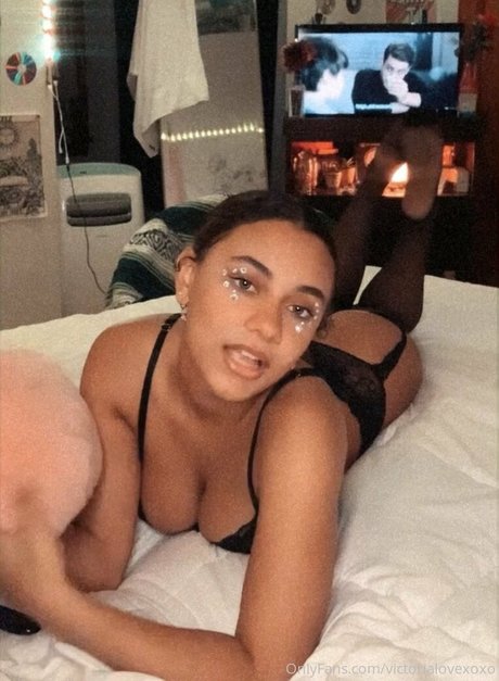 Naakte gelekte OnlyFans-foto van Victoriavixo