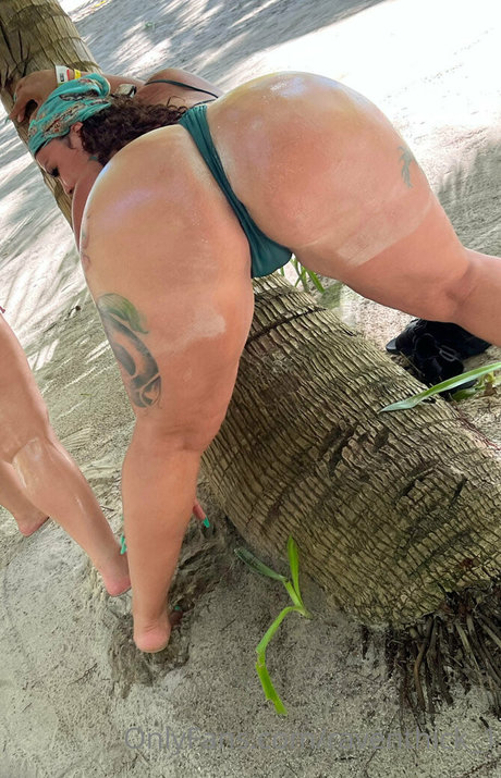 Naakte gelekte OnlyFans-foto van Raventhick1