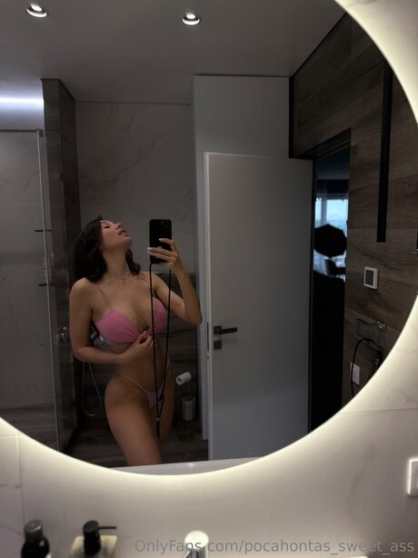 Naakte gelekte OnlyFans-foto van Pocahontas Sweet Ass