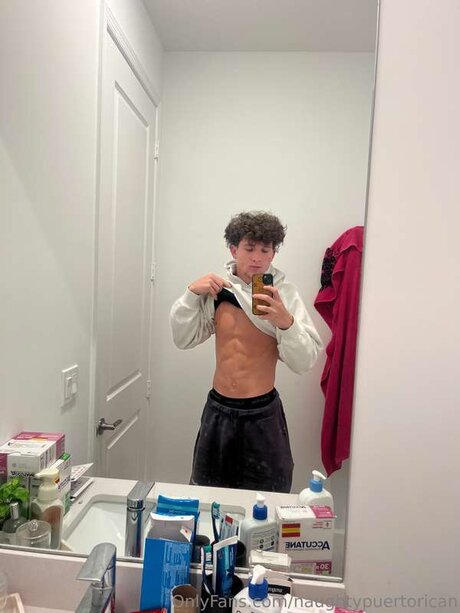Naakte gelekte OnlyFans-foto van Naughtypuertorican