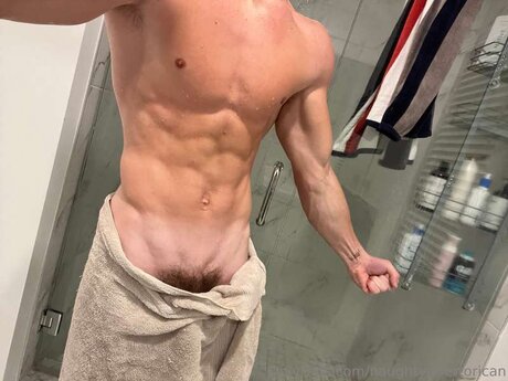 Naakte gelekte OnlyFans-foto van Naughtypuertorican