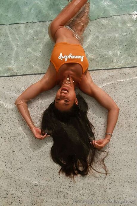 Naakte gelekte OnlyFans-foto van Milamoves