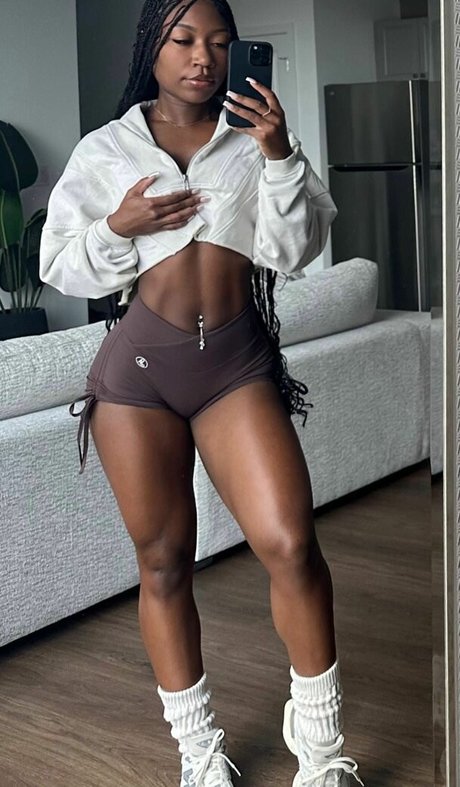 Naakte gelekte OnlyFans-foto van Snapefit