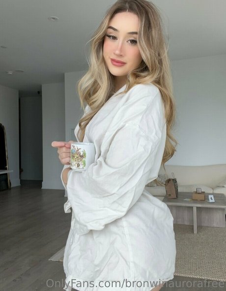 Naakte gelekte OnlyFans-foto van Bronwinaurorafree