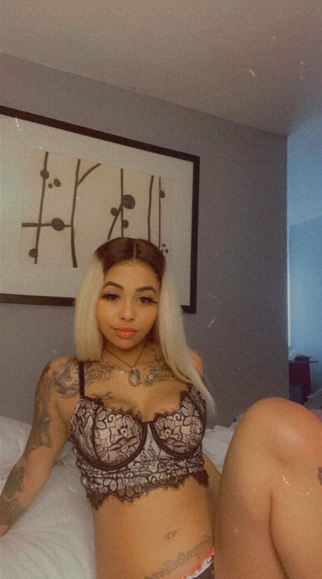 Naakte gelekte OnlyFans-foto van Babiekmoney