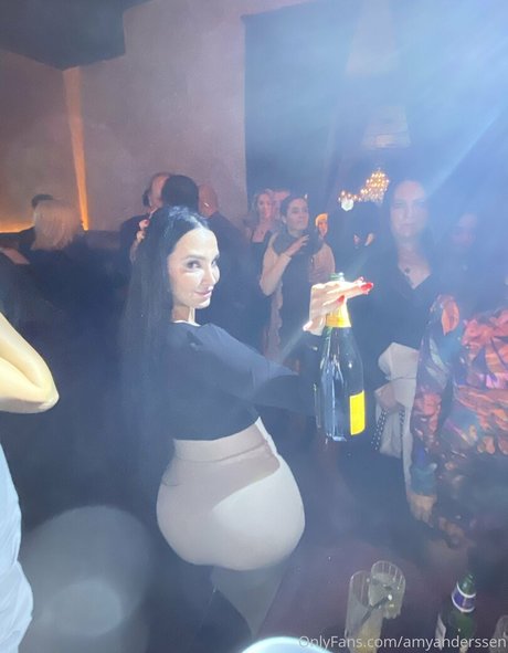 Naakte gelekte OnlyFans-foto van Amyanderssen