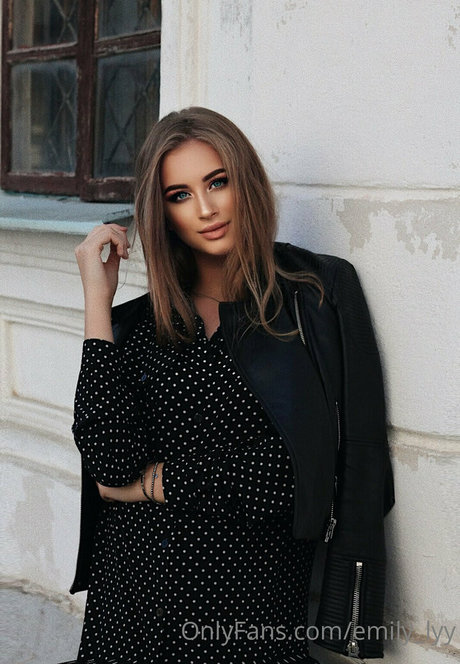 Naakte gelekte OnlyFans-foto van Emilylyy