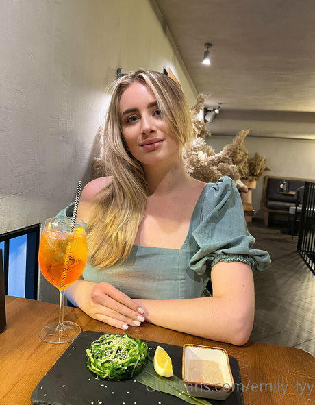 Naakte gelekte OnlyFans-foto van Emilylyy
