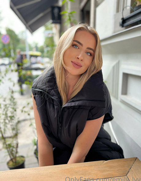 Naakte gelekte OnlyFans-foto van Emilylyy