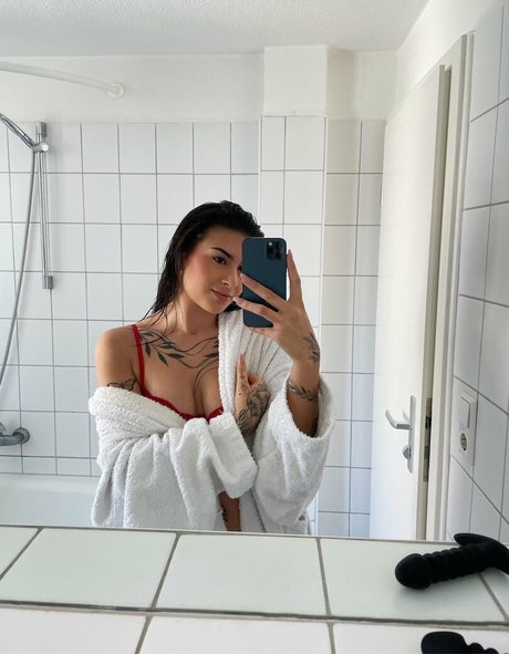 Naakte gelekte OnlyFans-foto van Inkedaurelia