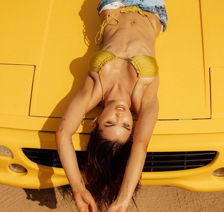 Naakte gelekte OnlyFans-foto van Paris Berelc