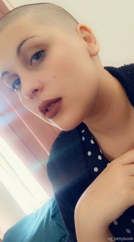Naakte gelekte OnlyFans-foto van Ogbettyboobfree