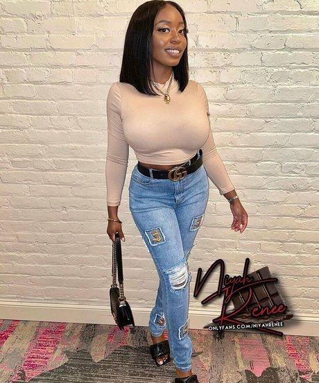 Naakte gelekte OnlyFans-foto van Niyahrenee