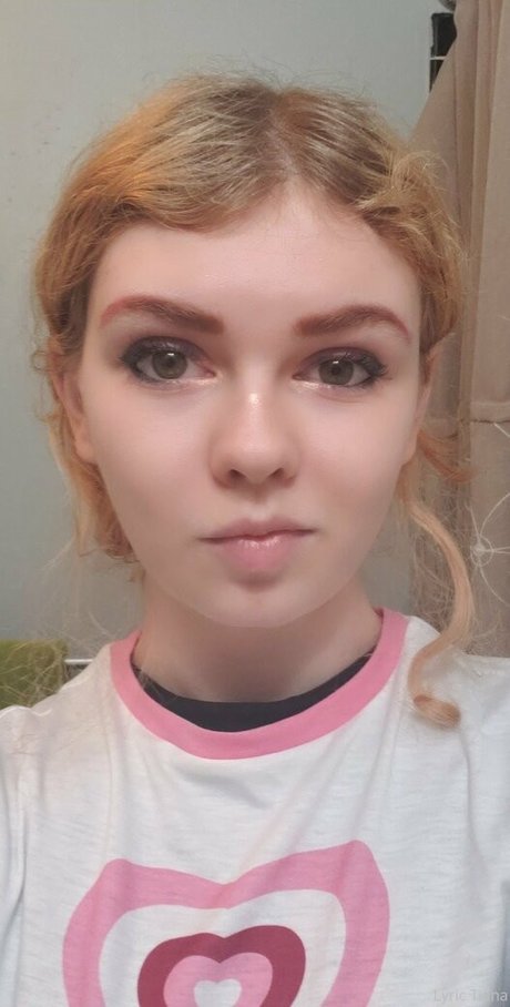 Naakte gelekte OnlyFans-foto van Lyrictiana