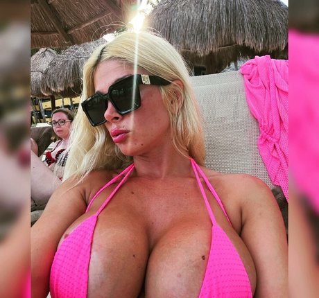 Naakte gelekte OnlyFans-foto van Aniita Muhlemann