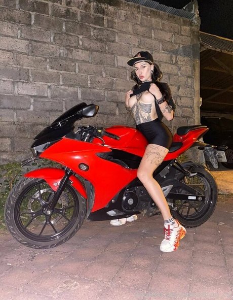 Naakte gelekte OnlyFans-foto van Sylviamorris