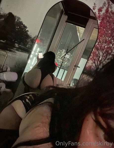 Naakte gelekte OnlyFans-foto van Skirby