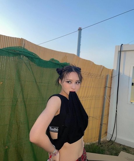 Naakte gelekte OnlyFans-foto van Womenkpop