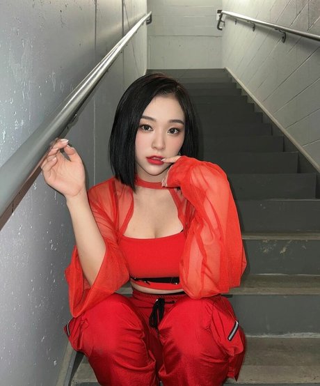 Naakte gelekte OnlyFans-foto van Womenkpop