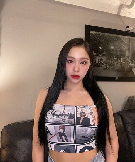 Naakte gelekte OnlyFans-foto van Womenkpop