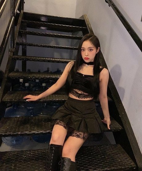 Naakte gelekte OnlyFans-foto van Womenkpop