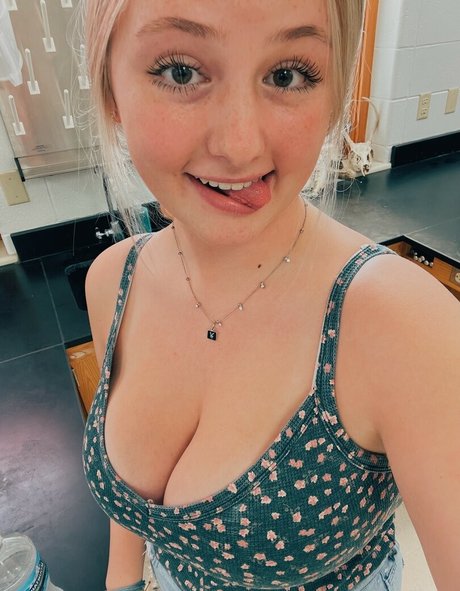 Naakte gelekte OnlyFans-foto van Anya Truax