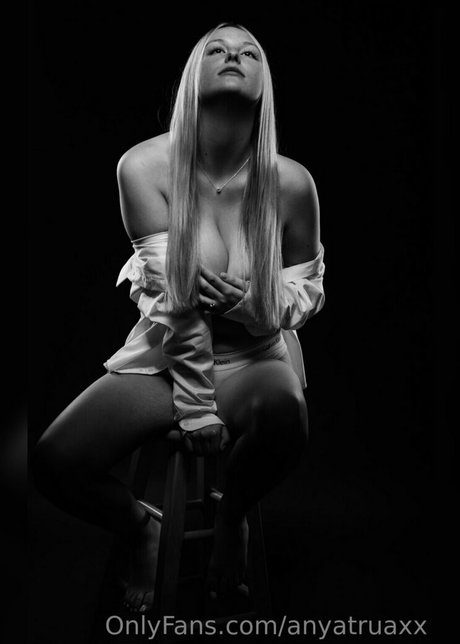 Naakte gelekte OnlyFans-foto van Anya Truax