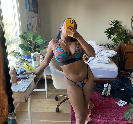 Naakte gelekte OnlyFans-foto van Yamini Nambimadom