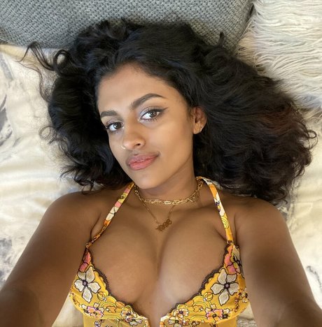 Naakte gelekte OnlyFans-foto van Yamini Nambimadom