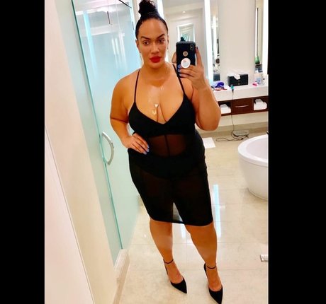 Naakte gelekte OnlyFans-foto van Nia Jax
