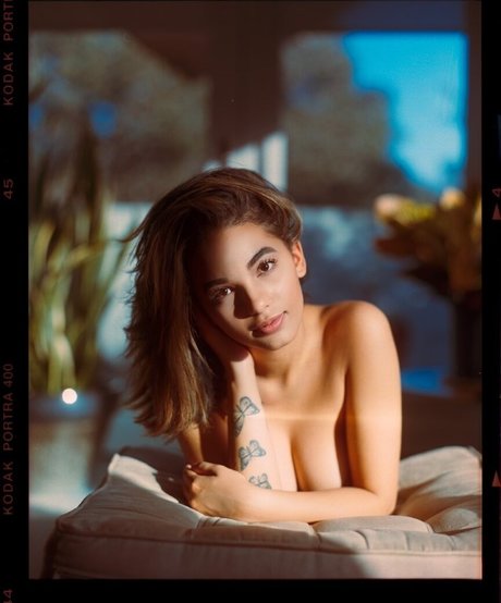 Naakte gelekte OnlyFans-foto van Ari Nicholle Gold