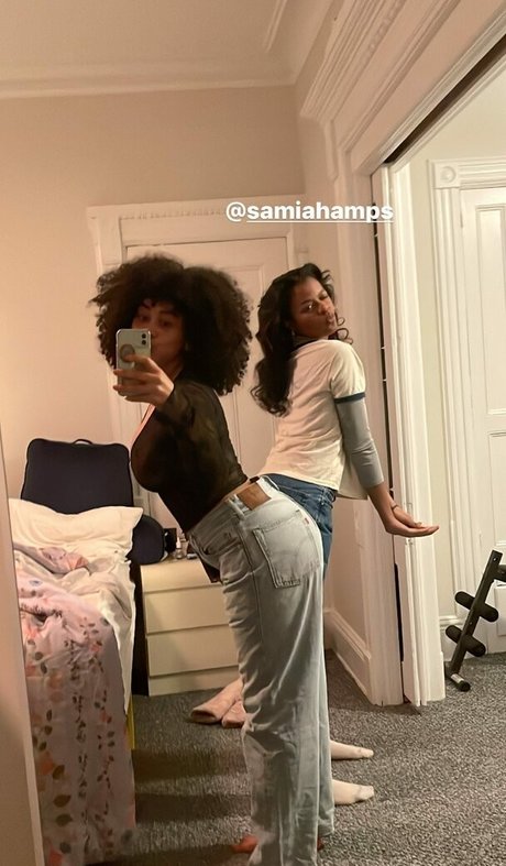 Naakte gelekte OnlyFans-foto van Raina Morris