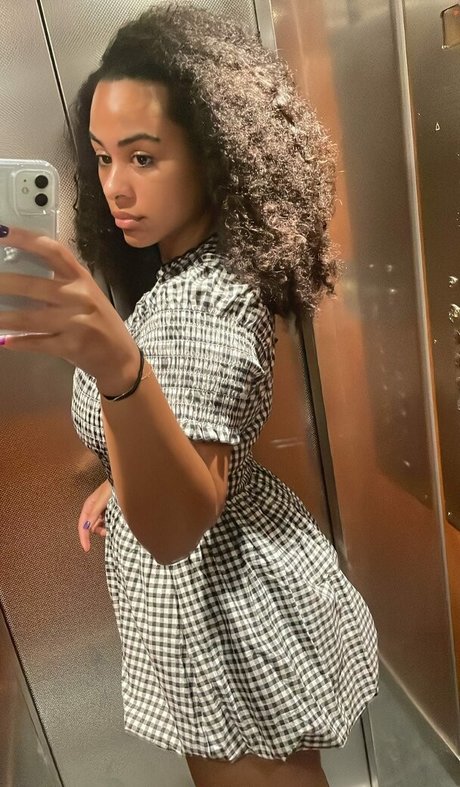 Naakte gelekte OnlyFans-foto van Raina Morris