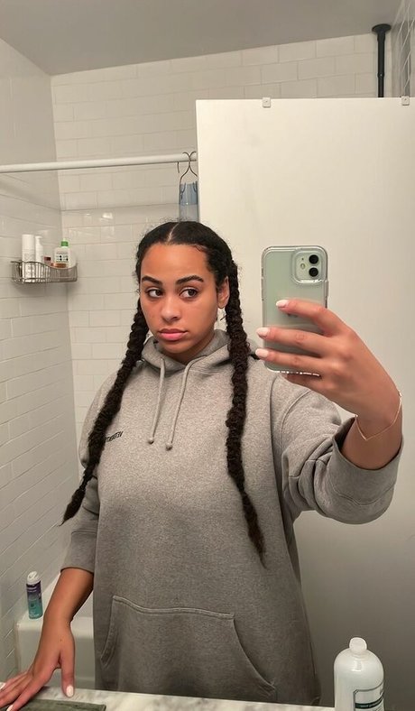 Naakte gelekte OnlyFans-foto van Raina Morris