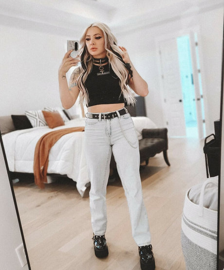Naakte gelekte OnlyFans-foto van Addie Nicole Amick
