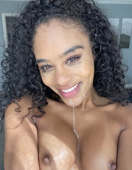 Naakte gelekte OnlyFans-foto van Scarlitscandal