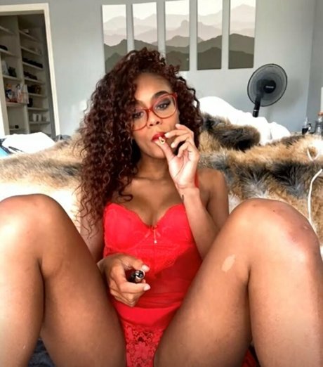 Naakte gelekte OnlyFans-foto van Scarlitscandal