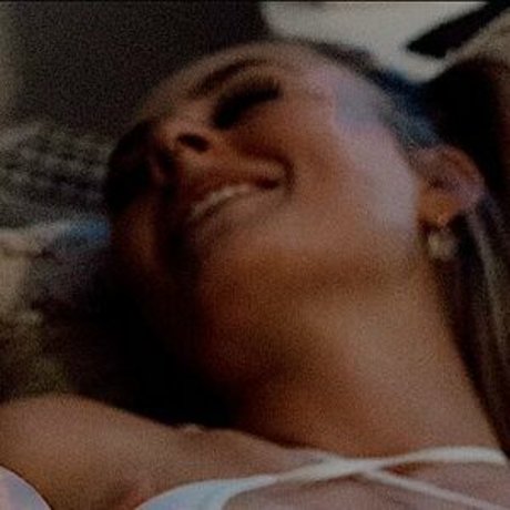 Naakte gelekte OnlyFans-foto van Loveelivv