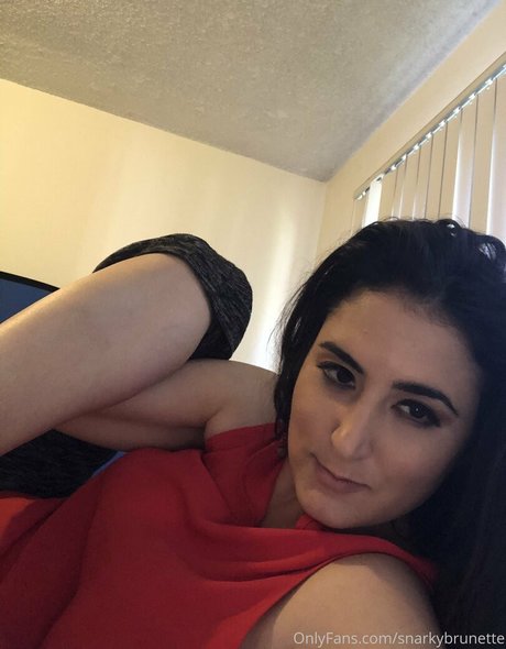 Naakte gelekte OnlyFans-foto van Snarkybrunette