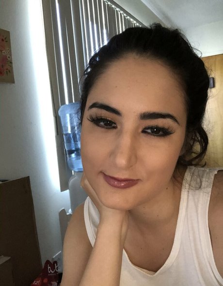 Naakte gelekte OnlyFans-foto van Snarkybrunette