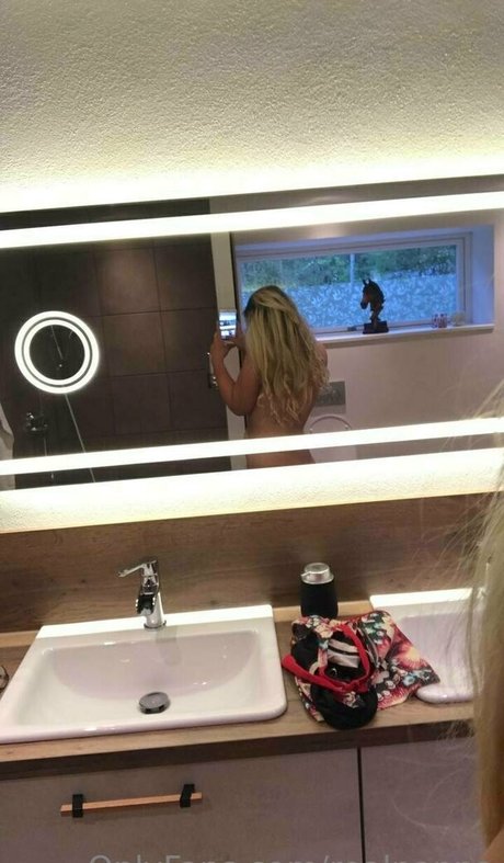 Naakte gelekte OnlyFans-foto van Realnanna