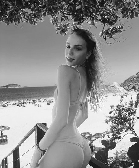 Naakte gelekte OnlyFans-foto van Fernanda Schneider