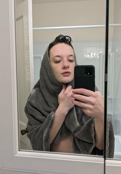Naakte gelekte OnlyFans-foto van Lucylarue