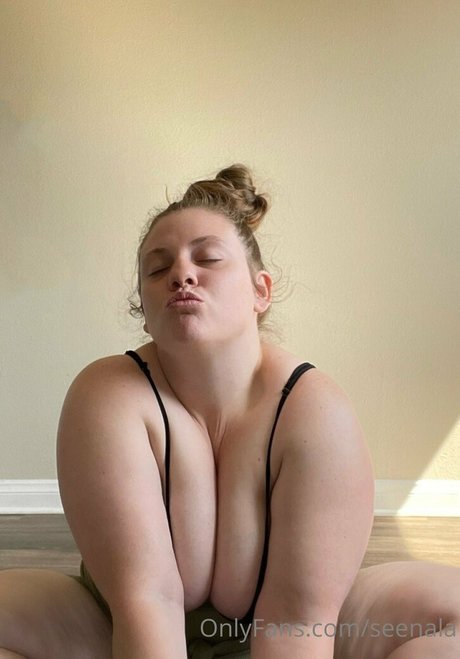 Naakte gelekte OnlyFans-foto van Seenala
