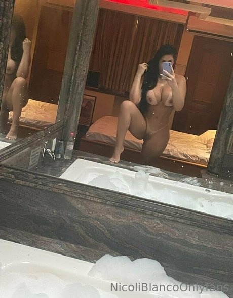 Naakte gelekte OnlyFans-foto van Nicoli Blanco