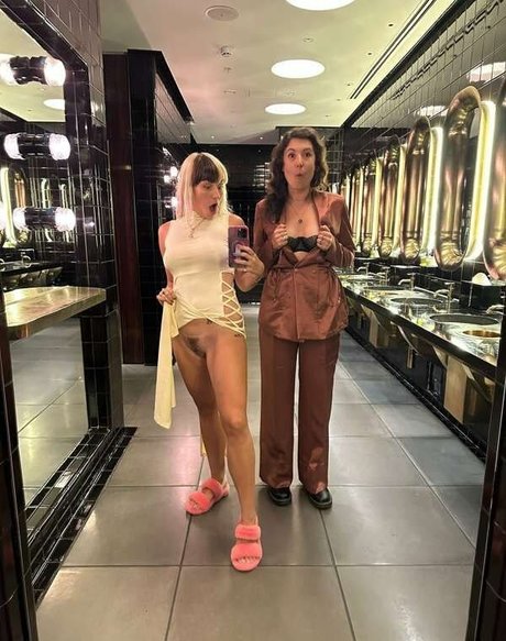 Naakte gelekte OnlyFans-foto van Reed Amber