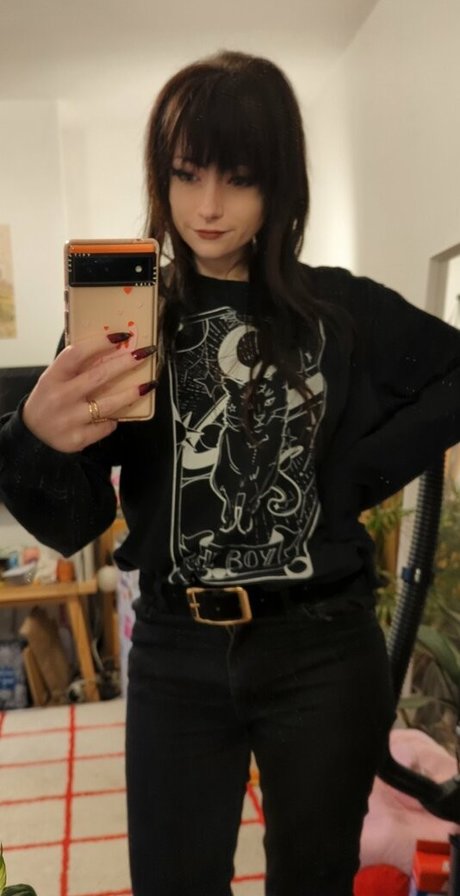 Naakte gelekte OnlyFans-foto van Yogscast Bouphe